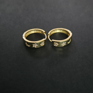 ARETES TEJIDO HUGGIES CON CIRCONIAS 14K 3 GR (NUEVO)