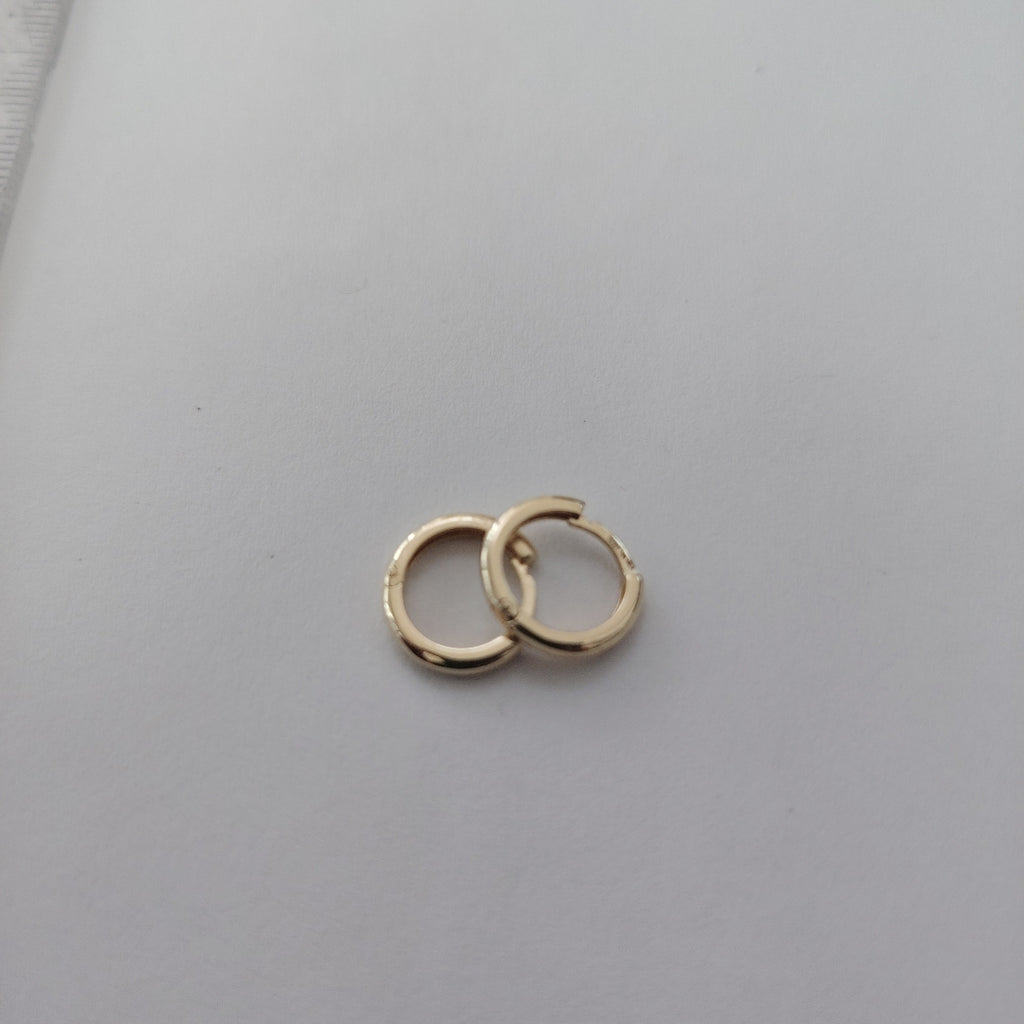 ARETES HUGGIES LISAS 14K 1.4 GR (NUEVO)