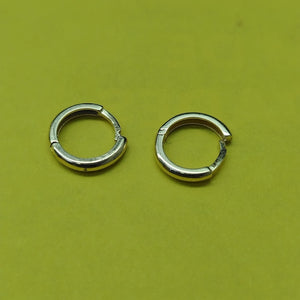 ARETES HUGGIES LISAS 14K 1.4 GR (NUEVO)