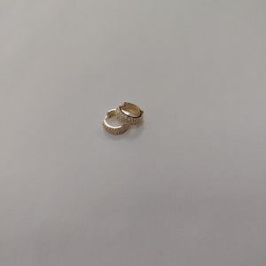 ARETES HUGGIE CON CIRCONIAS 14K 2.2 GR (NUEVO)