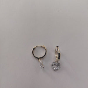 ARETES HUGGIES CON DIJE CORAZON Y CIRCONIAS 14K 2.2 GR (NUEVO)
