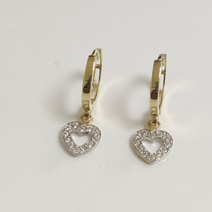 ARETES HUGGIES CON DIJE CORAZON Y CIRCONIAS 14K 2 GR (NUEVO)