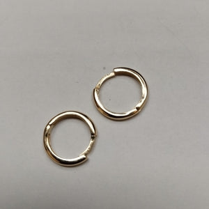 ARETES HUGGIES LISAS 14K 1.6 GR (NUEVO)