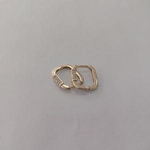 ARETES HUGGIES OVALADA C CIRCONIAS 14K 2.4 GR (NUEVO)