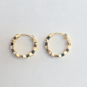 ARETES HUGGIES HEXAGONALES C CIRCONIAS 14K 2.6 GR (NUEVO)