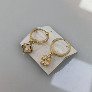 ARETES ARRACADAS CON DIJE 14K 2.3 GR (NUEVO)