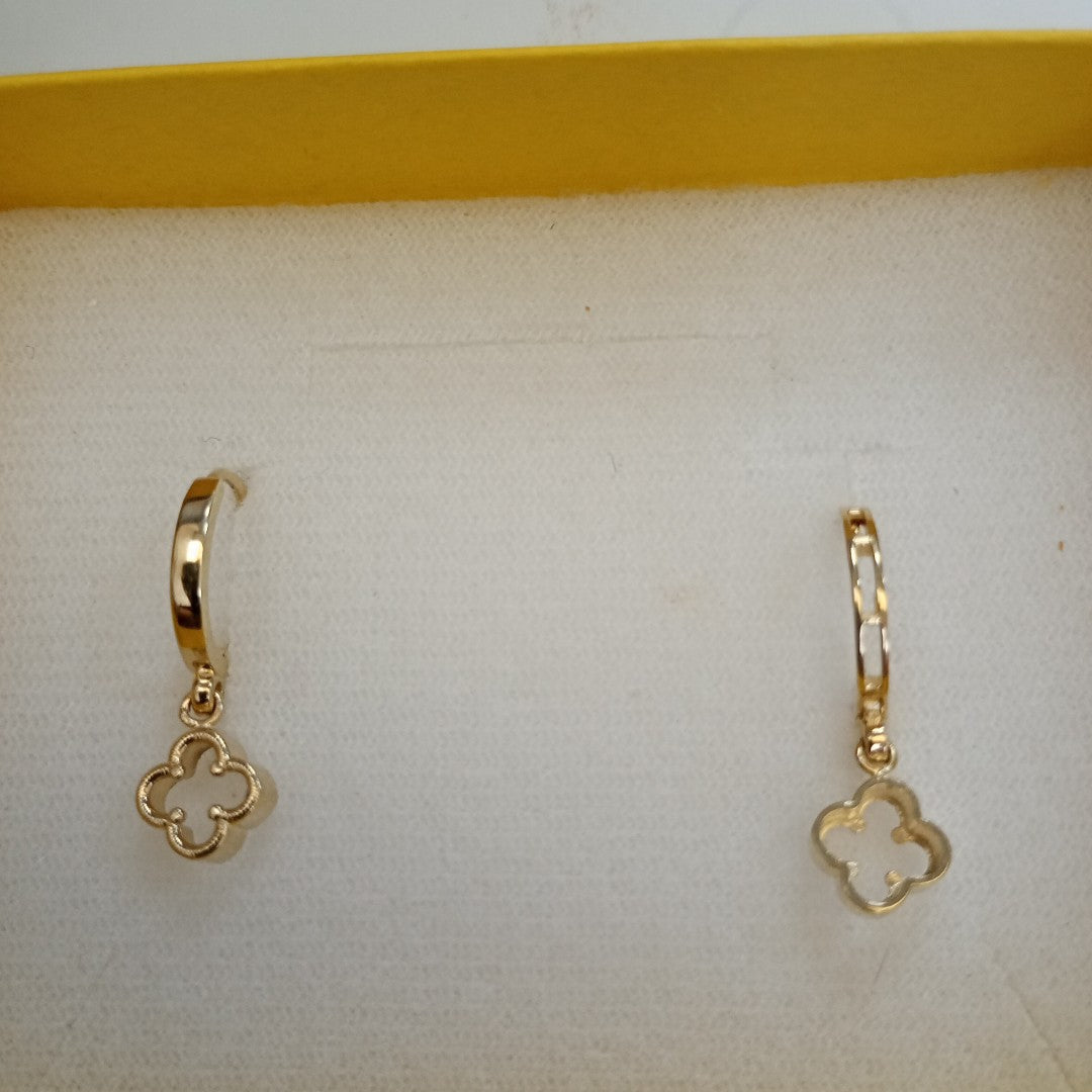 ARETES ARRACADAS CON DIJE 14K 2.4 GR (NUEVO)