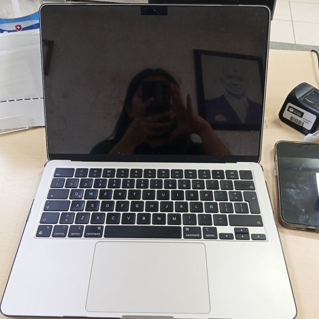 LAPTOP APPLE MACBOOK AIR 13" 2024 4.05 A3113 (8 CPU/ 8 GPU) 512 GB SSD 8 GB RAM (SEMINUEVO)