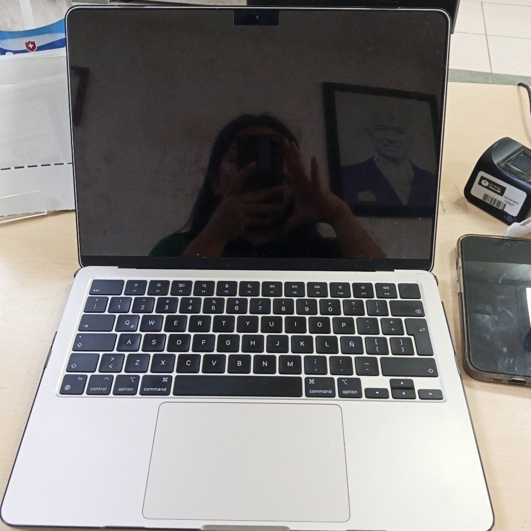 LAPTOP APPLE MACBOOK AIR 13" 2024 4.05 A3113 (8 CPU/ 8 GPU) 512 GB SSD 8 GB RAM (SEMINUEVO)