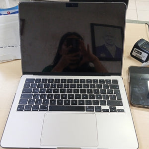 LAPTOP APPLE MACBOOK AIR 13" 2024 4.05 A3113 (8 CPU/ 8 GPU) 512 GB SSD 8 GB RAM (SEMINUEVO)