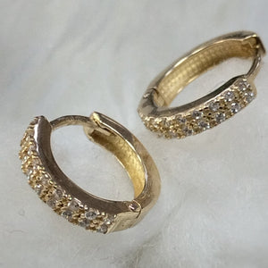 ARETES HUGGIES C CIRCONIAS 14K 1.8 GR (NUEVO)