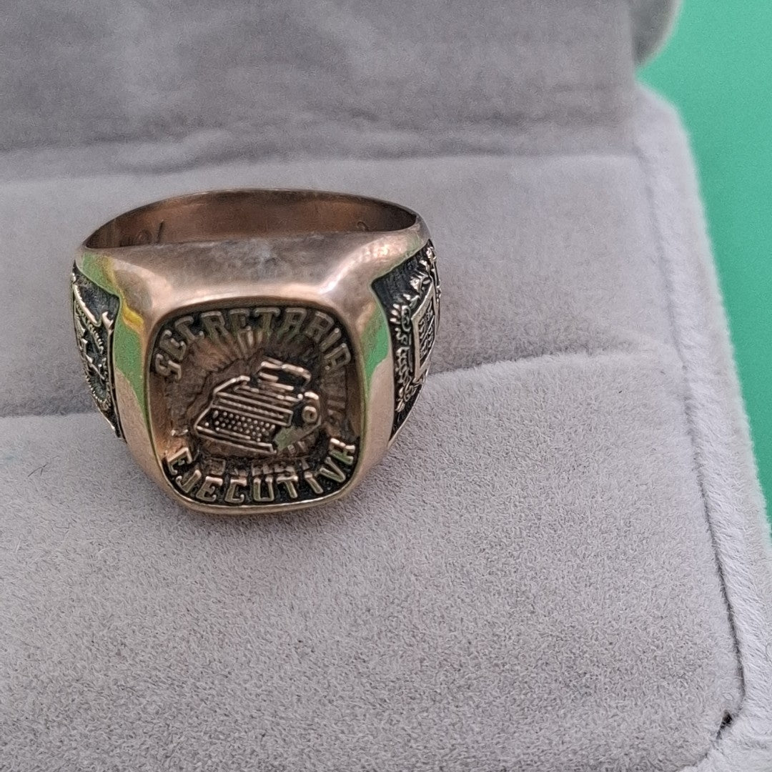 ANILLO DE GRADUACIÓN ORO 8 K 5.8 GRMS (SEMINUEVO)