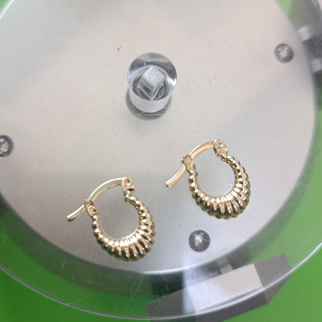 ARETES ARRACADA ESTRIADAS 14K 1.1 GR (NUEVO)
