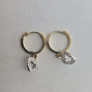ARETES HUGGIES CON DIJE CORAZON Y CIRCONIAS 14K 2 GR (NUEVO)