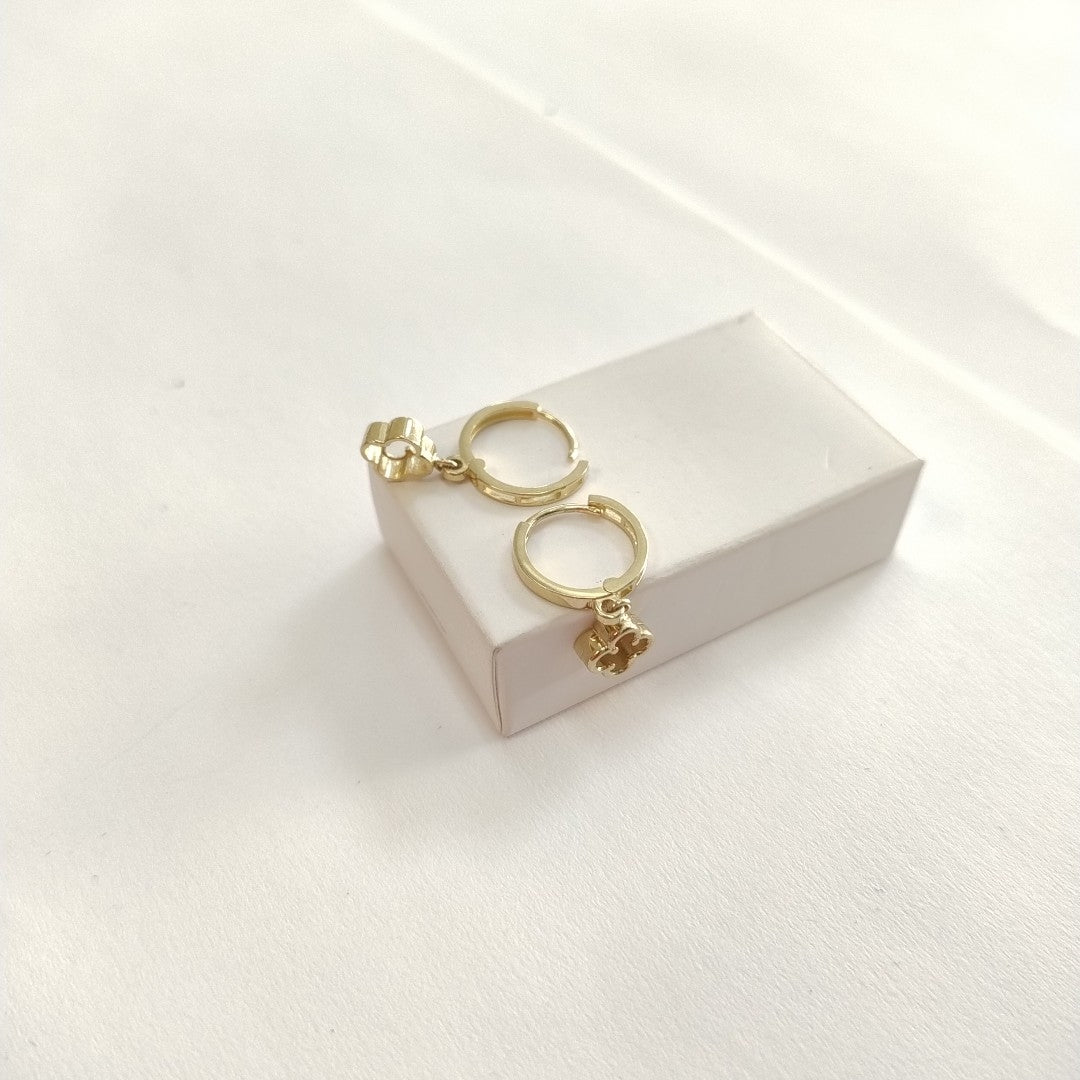 ARETES ARRACADAS CON DIJE 14K 2.4 GR (NUEVO)