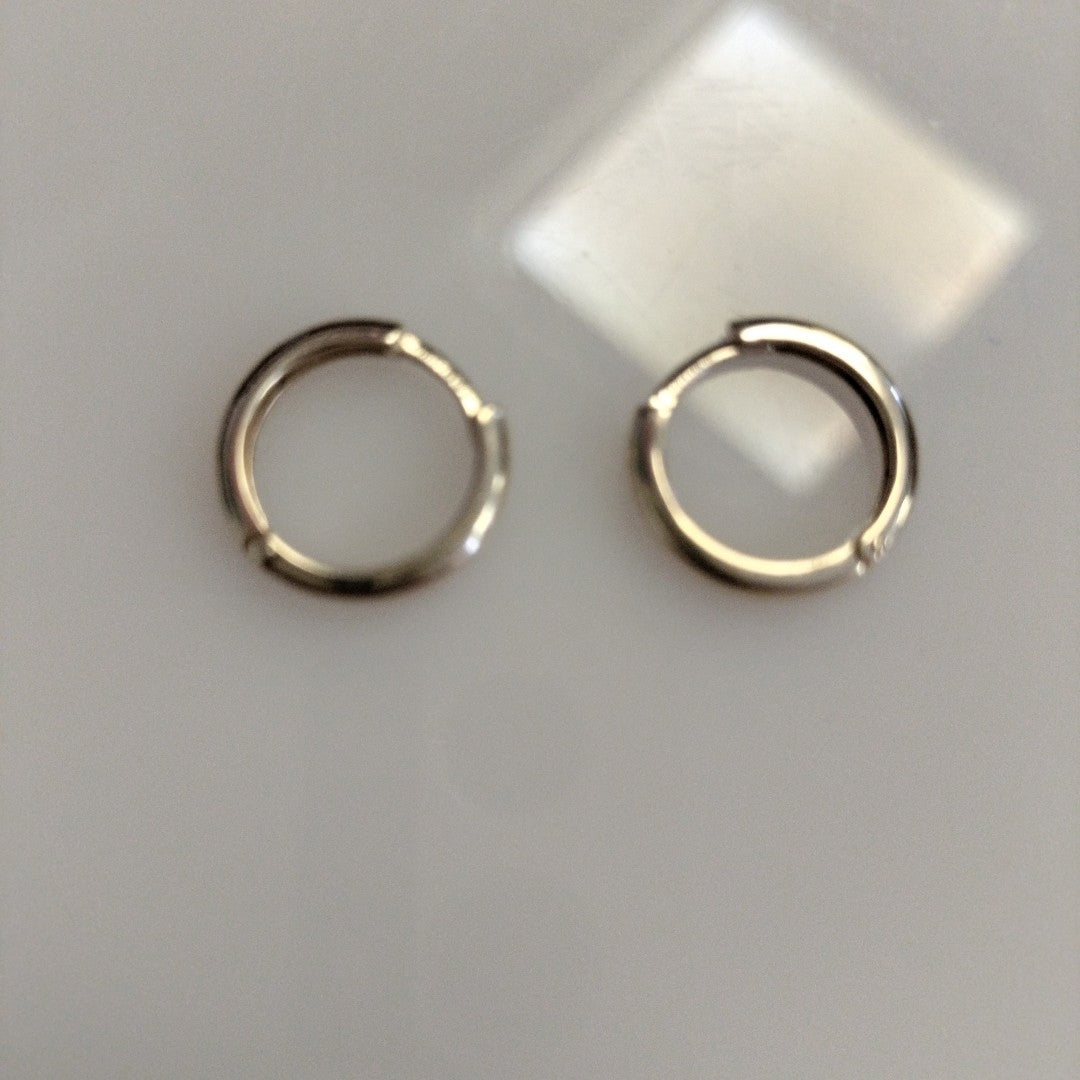ARETES HUGGIES LISAS 14K 1.6 GR (NUEVO)