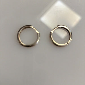 ARETES HUGGIES LISAS 14K 1.6 GR (NUEVO)