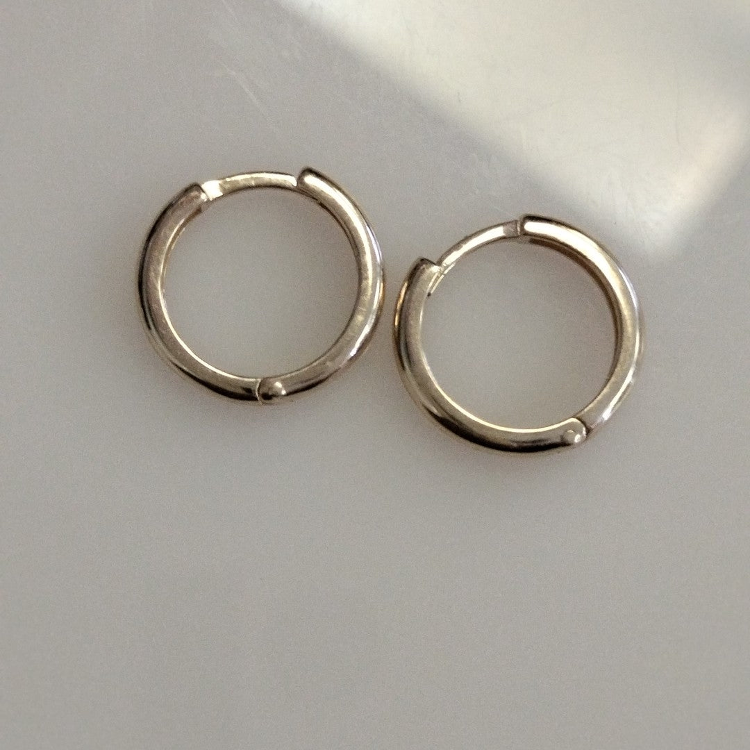ARETES HUGGIES LISAS 14K 1.6 GR (NUEVO)