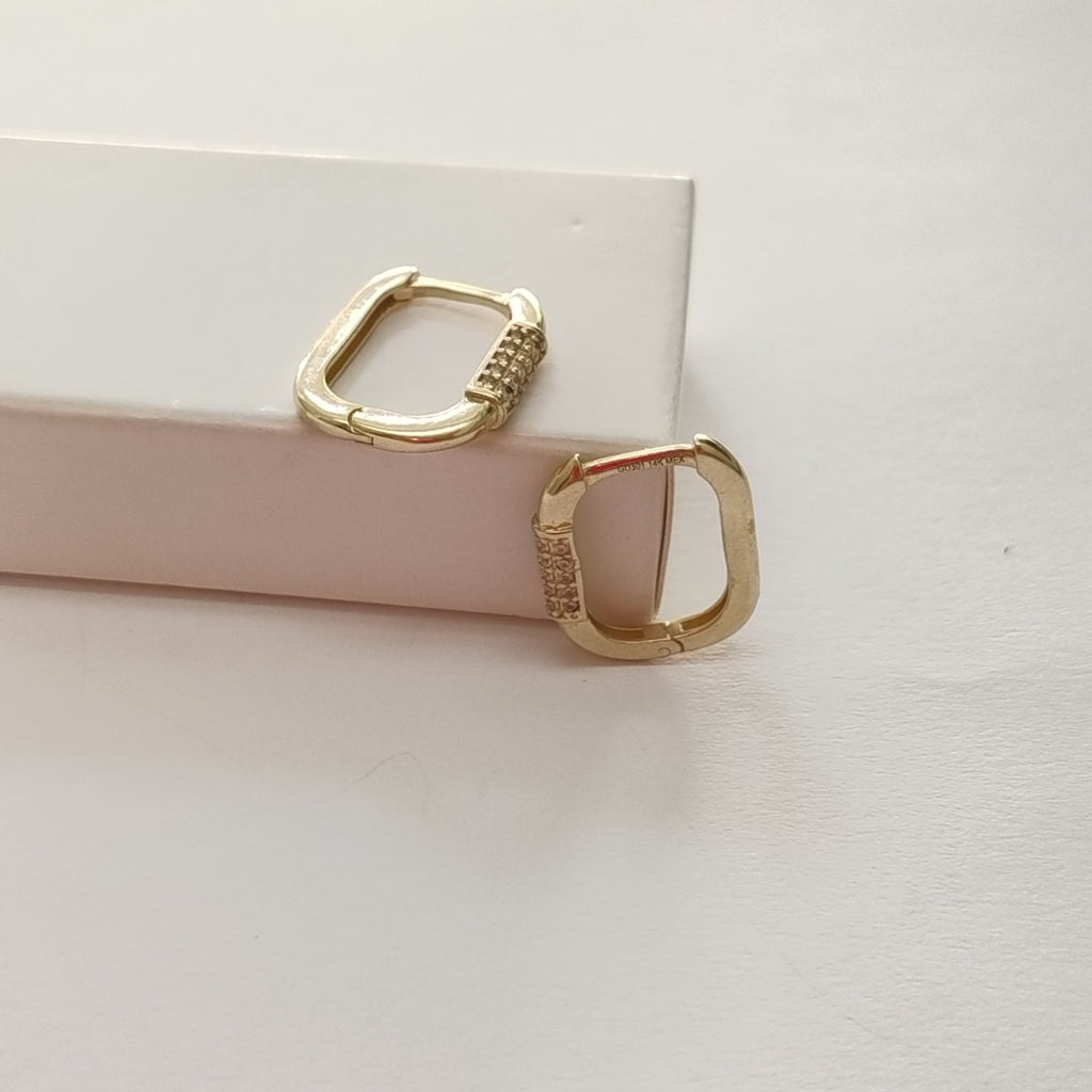 ARETES HUGGIES OVALADA C CIRCONIAS 14K 2.4 GR (NUEVO)