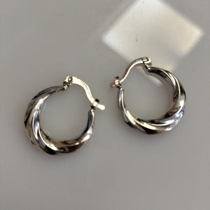 ARETES TEJIDO ARRACADA TRENZADA COMBINADA 14K 1.8 GR (NUEVO)
