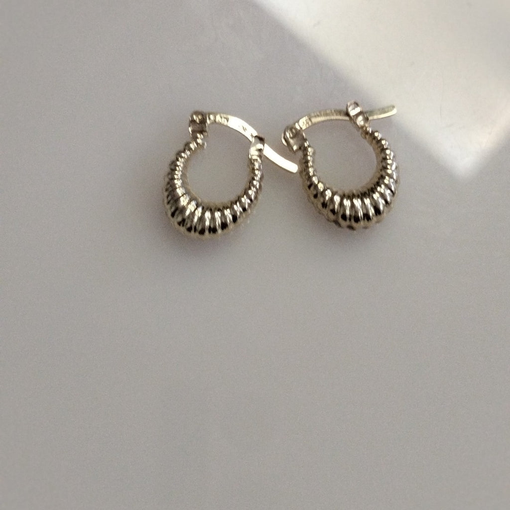ARETES ARRACADA ESTRIADAS 14K 1.2 GR (NUEVO)