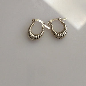 ARETES ARRACADA ESTRIADAS 14K 1.2 GR (NUEVO)