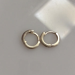 ARETES HUGGIE 14K 1.4 GR (NUEVO)