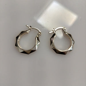 ARETES TEJIDO ARRACADAS FACETADAS 14K 1.7 GR (NUEVO)