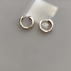 ARETES HUGGIES C CIRCONIAS 14K 2.2 GR (NUEVO)