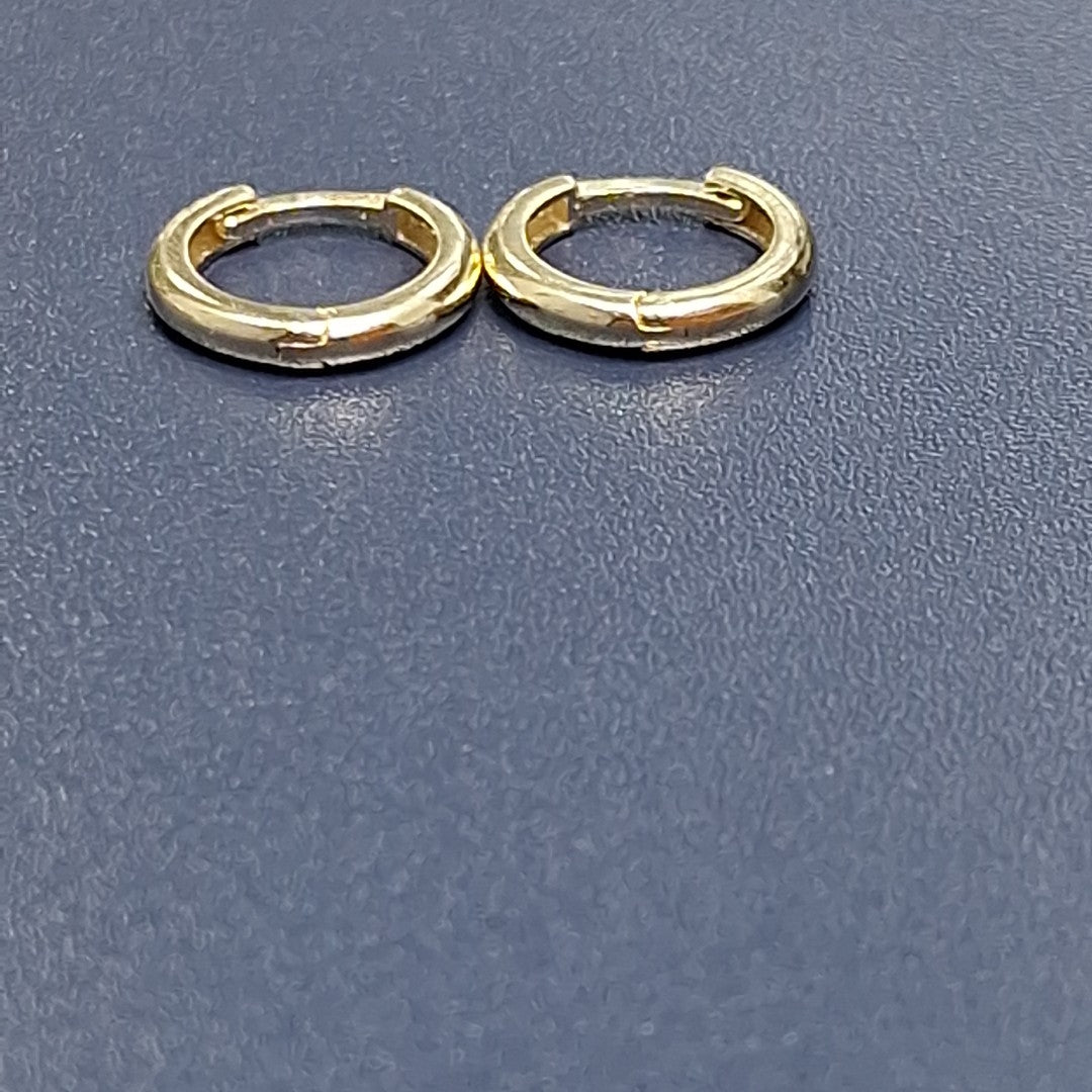 ARETES HUGGIES LISAS 14K 1.3 GR (NUEVO)