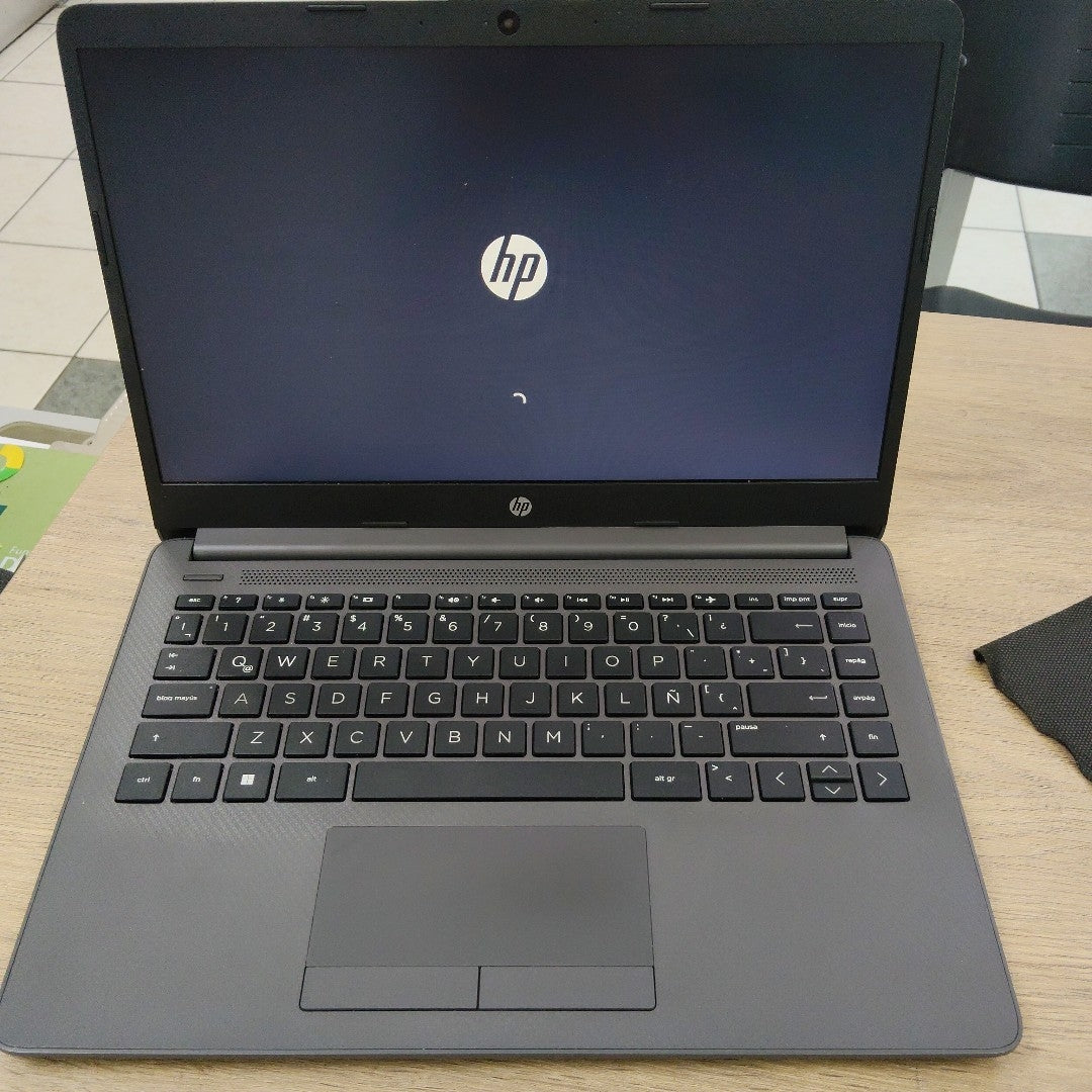 LAPTOP HP 245 G9 (2023) 512 GB SSD 8 GB RAM (SEMINUEVO)