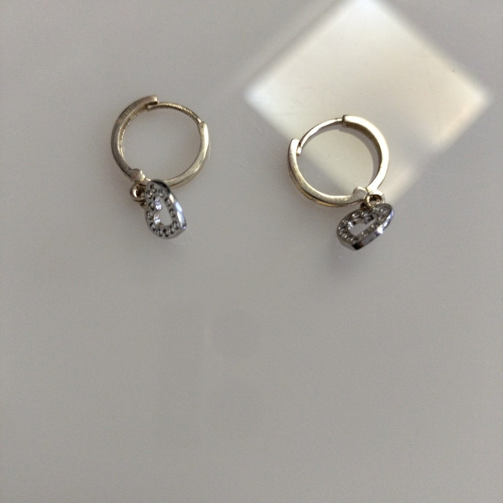 ARETES HUGGIES CON DIJE CORAZON Y CIRCONIAS 14K 2.2 GR (NUEVO)