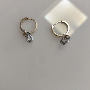 ARETES HUGGIES CON DIJE CORAZON Y CIRCONIAS 14K 2.2 GR (NUEVO)
