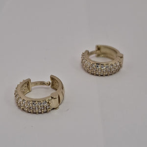 ARETES HUGGIE CON CIRCONIAS 14K 2 GR (NUEVO)
