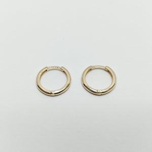 ARETES HUGGIES LISAS 14K 1.6 GR (NUEVO)