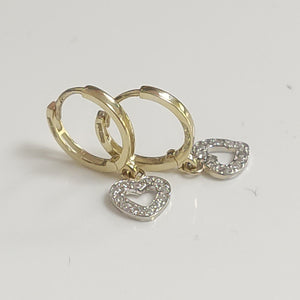 ARETES HUGGIES CON DIJE CORAZON Y CIRCONIAS 14K 2 GR (NUEVO)