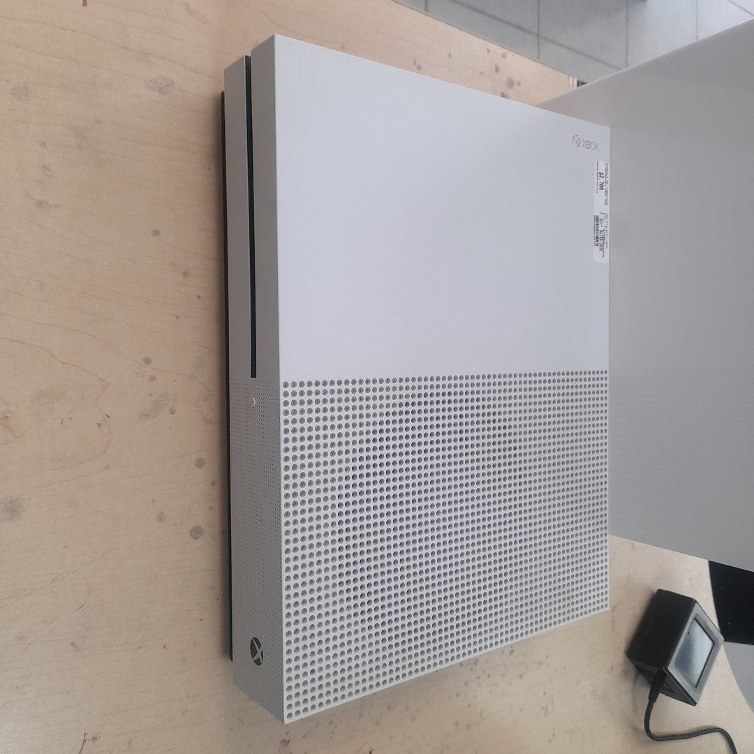 CONSOLA DE VIDEOJUEGO MICROSOFT XBOX ONE S 1 TB (SEMINUEVO)