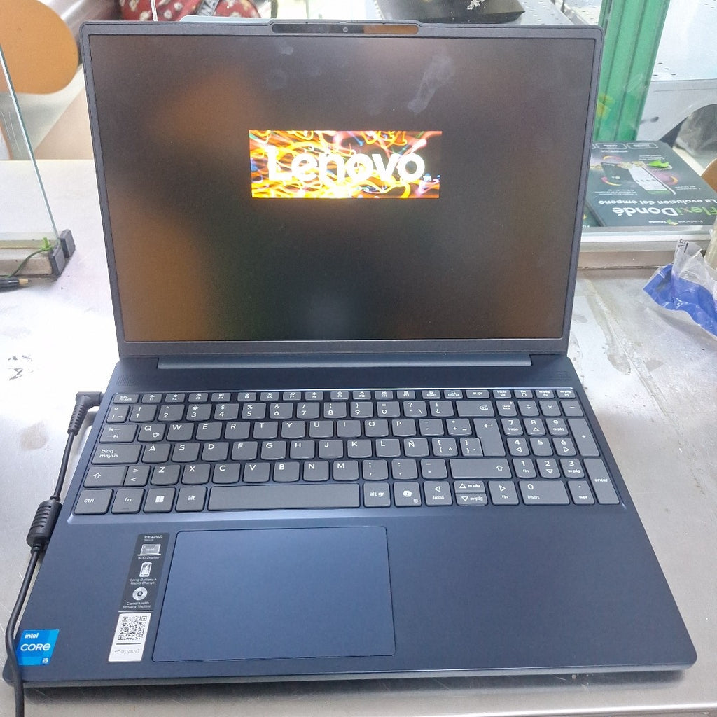 LAPTOP LENOVO IDEAPAD SLIM 3 15IRH10 (2025) 512 GB SSD 8 GB RAM (SEMINUEVO)