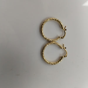 ARETES ARRACADAS LABRADAS 14K 3.3 GR (NUEVO)