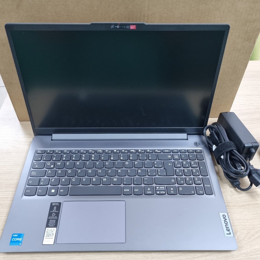 LAPTOP LENOVO IDEAPAD SLIM 3 15IRU8 (2025) 512 GB SSD 8 GB RAM (SEMINUEVO)