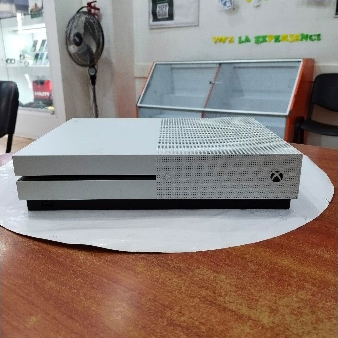 CONSOLA DE VIDEOJUEGO MICROSOFT XBOX ONE S 500 GB (SEMINUEVO)