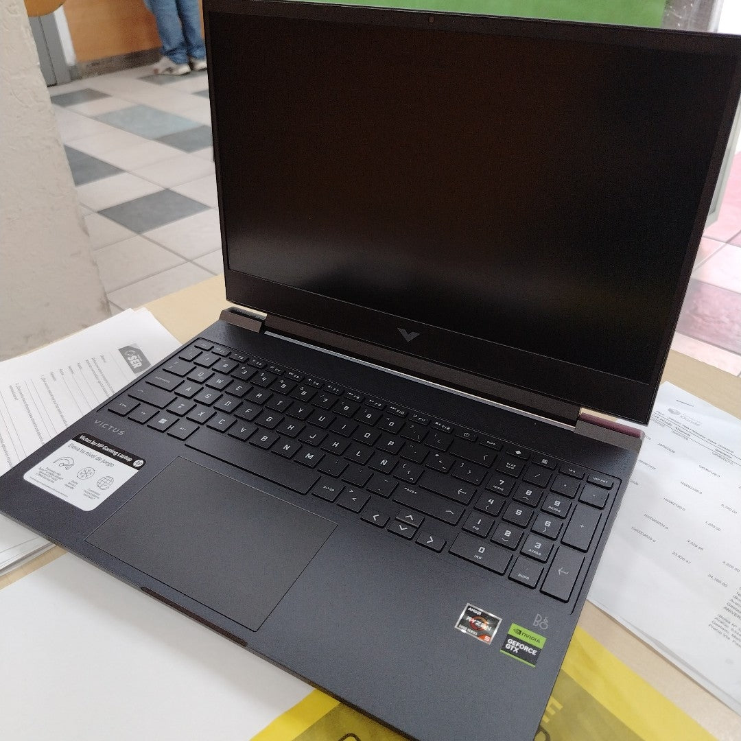 LAPTOP HP VICTUS 15-FB0122LA (2023) 512 GB SSD 8 GB RAM (SEMINUEVO)