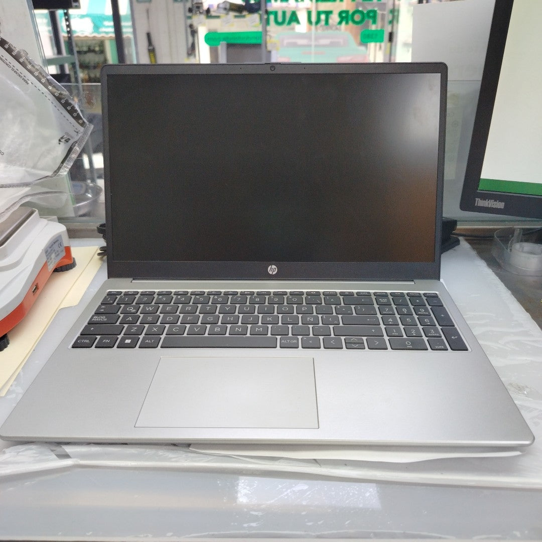 LAPTOP HP 255 G10 (2025) 512 GB SSD 8 GB RAM (SEMINUEVO)