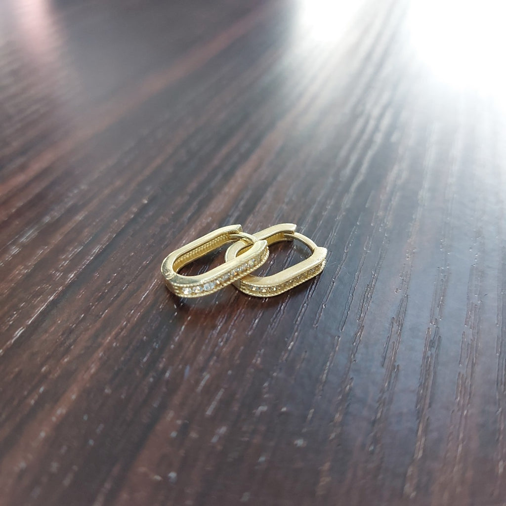 ARETES HUGGIES OVALADA C CIRCONIAS 14K 2.5 GR (NUEVO)