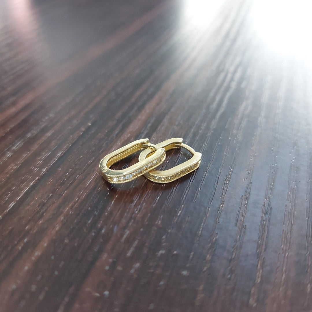ARETES HUGGIES OVALADA C CIRCONIAS 14K 2.5 GR (NUEVO)