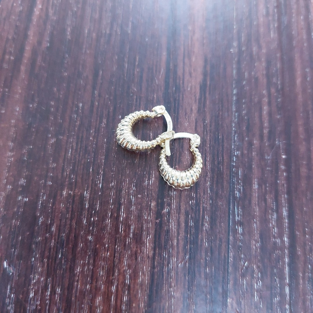 ARETES ARRACADA ESTRIADAS 14K 1.1 GR (NUEVO)