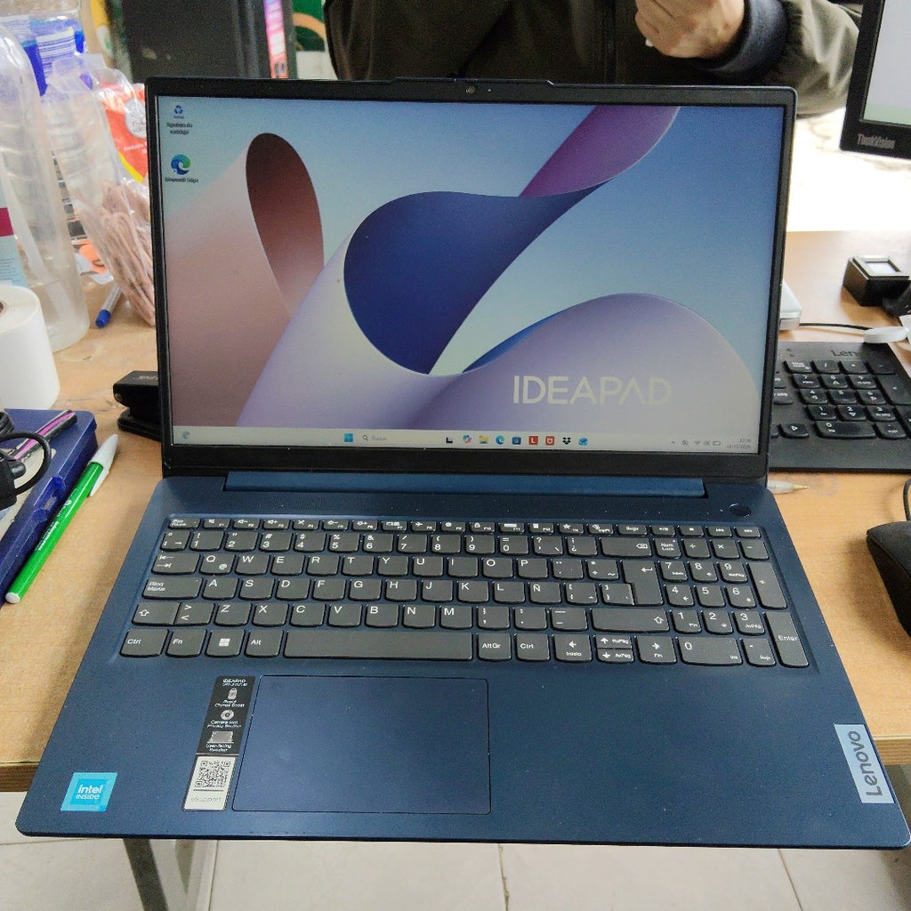 LAPTOP LENOVO IDEAPAD SLIM 3 15IAN8 (2024) 256 GB SSD 8 GB RAM (SEMINUEVO)