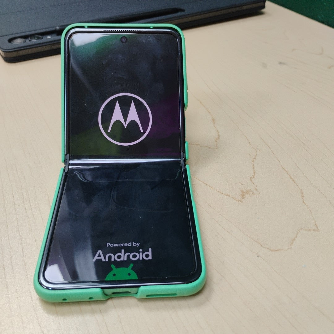 CELULAR MOTOROLA RAZR 60 XT2553-1 (2025) 512 GB 12 GB RAM (SEMINUEVO)