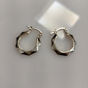 ARETES TEJIDO ARRACADAS FACETADAS 14K 1.7 GR (NUEVO)