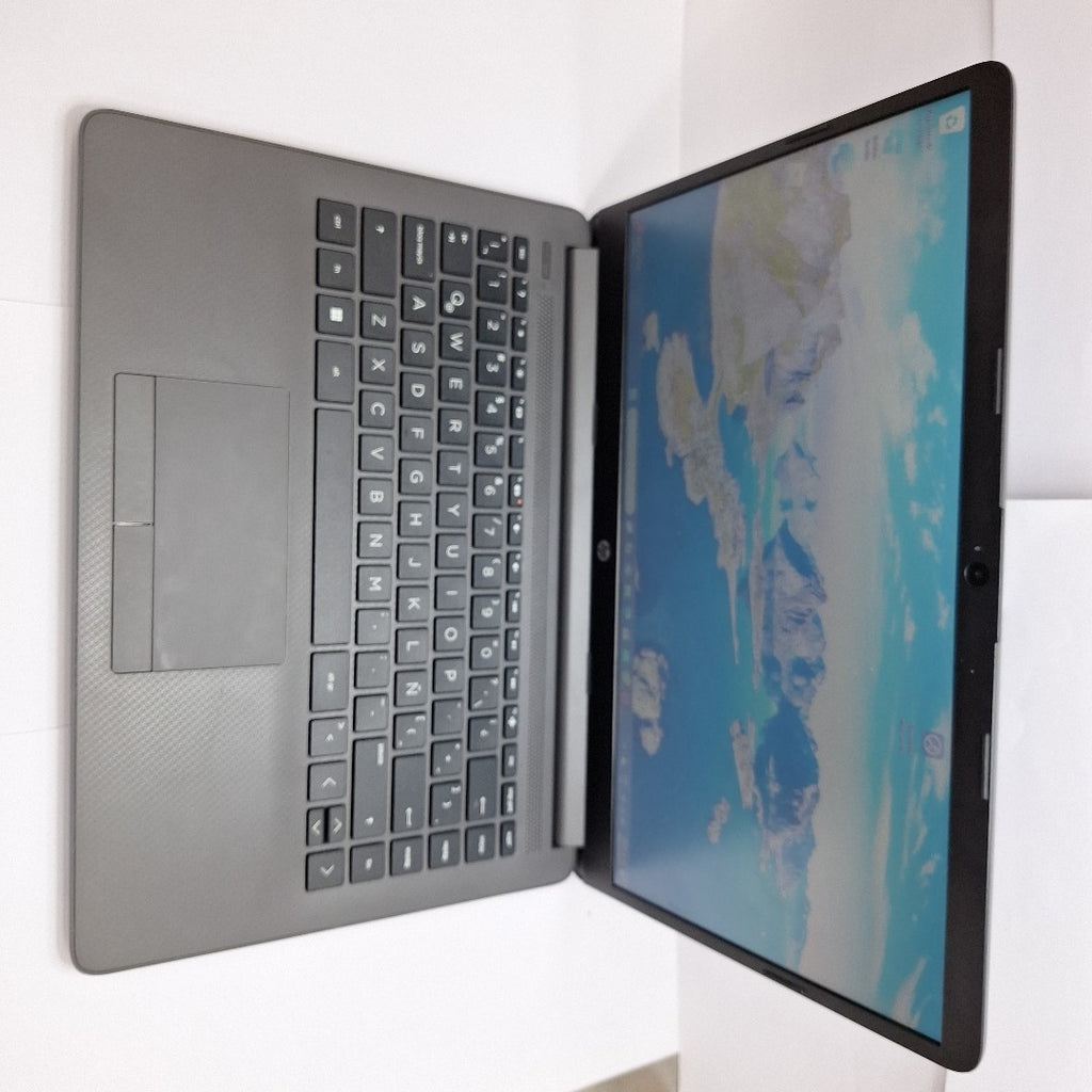 LAPTOP HP 245 G8 (2021) 1 TB + 128 GB SSD 8 GB RAM (SEMINUEVO)